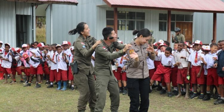 Bermain dan Belajar Bersama Anak, Satgas Kepolisian Operasi Damai Cartenz Berikan Dukungan Psikologis di SD Inpres Kago