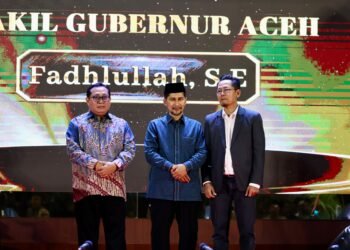 WAGUB ACEH TERIMA PENGHARGAAN TOKOH PENGUAT EKONOMI SYARIAH ACEH