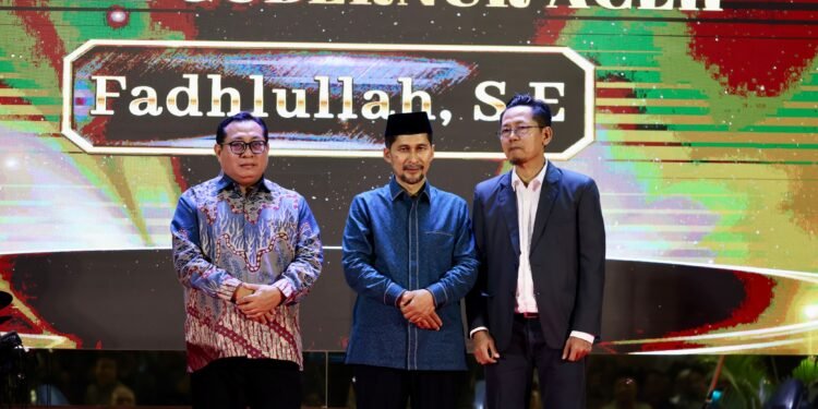 WAGUB ACEH TERIMA PENGHARGAAN TOKOH PENGUAT EKONOMI SYARIAH ACEH