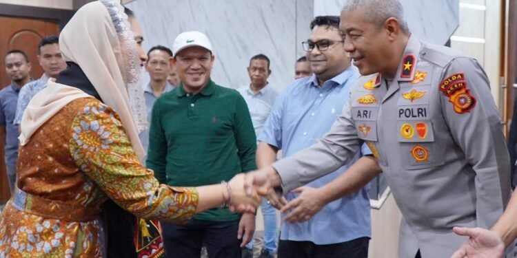 Wakapolda Aceh Sambut Kedatangan Wamenpar RI di Bandara SIM