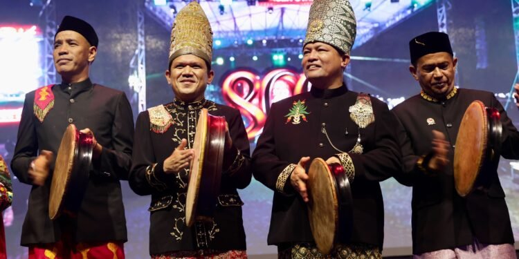 WAGUB ACEH DEK FADH SERAHKAN BANTUAN Rp. 6,78 MILIAR UNTUK ACEH UTARA