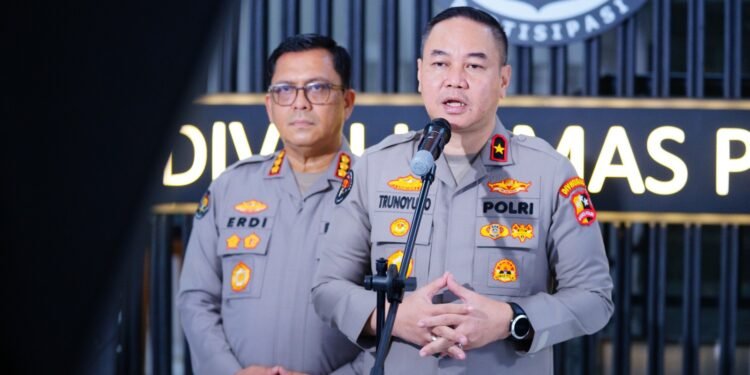 Perkuat Operasi SAR, Polri Evakuasi Dua Jenazah KM Virgo dengan Helikopter