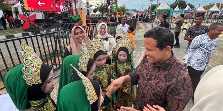 WAGUB ACEH KUNJUNGI HAMPIR SEMUA STAND EXPO UMKM PIDIE, BELANJA PRODUK LOKAL