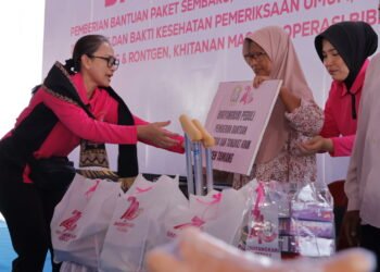 Ketua Umum Bhayangkari Serahkan 6.000 Paket Sembako untuk Masyarakat