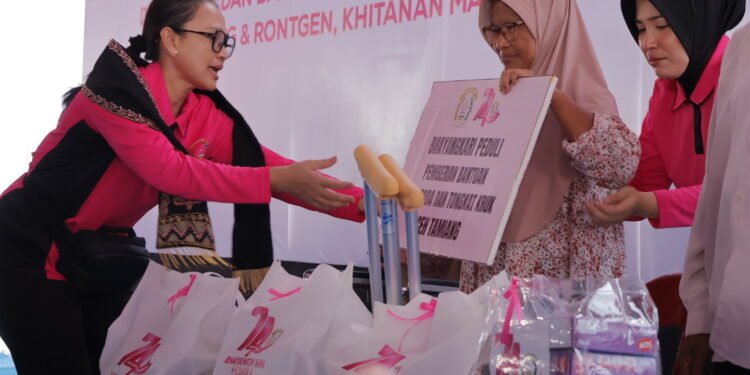 Ketua Umum Bhayangkari Serahkan 6.000 Paket Sembako untuk Masyarakat