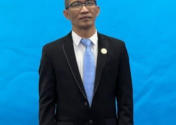 ‎Narkoba Dan Judi Online Ancam Generasi, Peneliti : 100 Hari Kapolri Suyudi Momentum Uji Nyata Asta Cita ‎ ‎Jakarta | Ancaman narkoba, judi online, penipuan digital dan kejahatan terorganisasi tidak lagi cukup dibaca sebagai persoalan kriminalitas. Dampaknya menjalar pada ketahanan keluarga, produktivitas masyarakat, kualitas generasi muda, hingga kemampuan Indonesia memanfaatkan bonus demografi menuju Indonesia Emas 2045. ‎ ‎Di tengah tantangan tersebut, Jenderal Polisi Suyudi Ario Seto memulai kepemimpinan sebagai Kapolri dengan agenda 100 hari yang menempatkan pemberantasan judi online, narkoba, kejahatan digital serta penguatan pelayanan kepolisian sebagai perhatian awal. ‎ ‎Peneliti ekonomi dan ketahanan nasional Caturida Meiwanto Doktoralina, Ph.D. menilai pengalaman Suyudi memimpin Badan Narkotika Nasional menjadi modal penting untuk membawa pendekatan keamanan yang tidak berhenti pada penindakan, tetapi menyentuh pencegahan dan perlindungan kualitas manusia Indonesia. ‎ ‎“Logikanya sederhana. Kalau Indonesia ingin maju, generasi penerusnya harus dijaga. Jangan sampai narkoba, judi online dan kejahatan digital menggerus karakter, produktivitas dan masa depan generasi muda,” kata Caturida di Jakarta, Minggu (4/10/2026). ‎ ‎100 Hari Harus Terukur, Bukan Sekadar Ramai Penindakan ‎Menurut Caturida, program 100 hari akan bernilai strategis apabila dikelola dengan logika berbasis bukti: kondisi awal ditetapkan sebagai baseline, intervensi dilakukan secara terarah, hasil diukur, lalu kebijakan dievaluasi. Dengan cara itu, publik dapat menilai perubahan yang benar-benar terjadi. ‎ ‎“Ukuran keberhasilan jangan berhenti pada berapa operasi dilakukan atau berapa perkara ditangani. Pertanyaannya: apakah korban berkurang, ruang digital lebih aman, peredaran narkoba dan judi online dapat ditekan, pelayanan membaik, dan kepercayaan masyarakat menguat?” ujarnya. ‎ ‎Momentum Kehadiran Irjen Pol. Cornelius Wisnu ‎ ‎Caturida juga menilai kehadiran Irjen Pol. Cornelius Wisnu Adji Pamungkas dalam momentum uji kelayakan dan kepatutan Suyudi menarik dicermati dari perspektif ketahanan nasional. Wisnu pernah menyusun Kertas Kerja Perorangan di Lemhannas RI berjudul “Penanggulangan Darurat Narkoba pada Generasi Muda Guna Ketahanan Bonus Demografi dalam Rangka Ketahanan Nasional”. ‎ ‎Menurut Caturida, momentum tersebut memperlihatkan relevansi kuat antara persoalan narkoba, kualitas generasi muda dan ketahanan nasional. Kehadiran itu tidak perlu dimaknai sebagai keputusan kebijakan tertentu, tetapi menjadi pengingat bahwa penanganan narkoba memerlukan cara pandang lintas sektor dari sudut pandang keamanan, pendidikan, kesehatan, sosial dan ekonomi harus bergerak dalam satu arah. ‎ ‎Keamanan Juga Menentukan Beban Ekonomi Negara ‎ ‎Narkoba, judi online dan kejahatan digital membawa biaya yang jauh melampaui kerugian korban langsung. Negara dan masyarakat dapat menanggung kehilangan produktivitas, biaya kesehatan dan rehabilitasi, penegakan hukum, pemasyarakatan, serta meningkatnya kerentanan keluarga. ‎ ‎Karena itu, Caturida mendorong riset cost of prevention versus cost of inaction: berapa biaya pencegahan yang diperlukan dibandingkan kerugian sosial-ekonomi yang muncul apabila negara terlambat bertindak. ‎ ‎“Jika pencegahan lintas sektor terbukti mampu menekan kerugian, maka keamanan bukan hanya cost centre. Keamanan adalah investasi pembangunan. Namun manfaat dan potensi penghematan APBN harus dihitung dengan data, bukan diasumsikan,” tegasnya. ‎ ‎Dari Asta Cita ke Kolaborasi POLRI-KAMPUS ‎ ‎Caturida melihat arah tersebut beririsan dengan Asta Cita dan program prioritas Presiden, terutama penguatan sumber daya manusia, keamanan, penegakan hukum dan pembangunan berbasis ilmu pengetahuan. Karena itu, perguruan tinggi dinilai perlu mengambil peran lebih nyata melalui riset yang independen dan dapat diuji. ‎ ‎“Polri mempunyai data dan pengalaman lapangan, pemerintah mempunyai arah kebijakan, sedangkan kampus mempunyai metodologi dan kapasitas ilmiah. Hampir semua kampus memiliki roadmap penelitian. Mari petakan bagian yang dapat memperkuat program pemerintah tanpa kehilangan independensi akademik,” katanya. ‎ ‎Kolaborasi riset dapat diarahkan pada narkoba dan ketahanan generasi muda, judi online dan ekonomi rumah tangga, kejahatan siber, early warning system, keamanan investasi, efektivitas pelayanan kepolisian, biaya ekonomi kejahatan, serta pengukuran kepercayaan publik. ‎ ‎Optimistis, tetapi Harus Dibuktikan dengan Hasil ‎ ‎Caturida optimistis program 100 hari Kapolri Jenderal Polisi Suyudi Ario Seto akan memberikan kontribusi nyata terhadap pencapaian program prioritas Presiden. Pengalaman di bidang penegakan hukum dan pemberantasan narkoba menjadi modal penting untuk memperkuat sinergi lintas sektor dalam menjaga keamanan sekaligus melindungi kualitas generasi penerus bangsa. ‎ ‎“Asta Cita bukan pekerjaan satu institusi. Pemerintah, Polri, perguruan tinggi, dunia usaha dan masyarakat memiliki ruang untuk berkontribusi dalam visi yang sama. Jaga generasinya, perkuat keamanannya, bangun kebijakannya berdasarkan data dan riset. Dengan sinergi itulah keamanan menjadi fondasi bagi kemajuan dan ketahanan Indonesia,” ujar Caturida. ‎ ‎Caturida juga menyampaikan keyakinannya bahwa kepemimpinan baru Polri dapat membuka ruang semakin luas bagi kolaborasi ilmu pengetahuan, teknologi, dan riset dalam mendukung kebijakan keamanan nasional yang semakin presisi dan berorientasi pada kepentingan masyarakat. ‎ ‎“Selamat kepada Bapak Jenderal Polisi Suyudi Ario Seto atas amanah sebagai Kepala Kepolisian Negara Republik Indonesia. Semoga melalui semangat Polisi Bersama Masyarakat, kepemimpinan Bapak semakin memperkuat kedekatan Polri dengan rakyat, menghadirkan penegakan hukum yang adil, melindungi generasi penerus dari narkoba dan berbagai ancaman kejahatan, serta memberikan kontribusi nyata bagi pencapaian Asta Cita dan penguatan ketahanan nasional menuju Indonesia Emas 2045,” pungkas Caturida.[] ‎ ‎Penulis Dosen Dan Peneliti : Caturida Meiwanto Doktoralina, Ph.D.  ‎