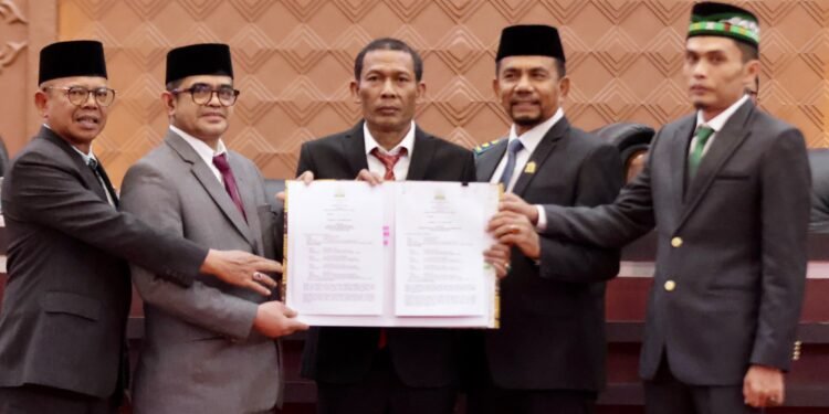 Plt Sekda Aceh dan Pimpinan DPRA Teken Persetujuan Bersama KUA-PPAS Aceh 2027