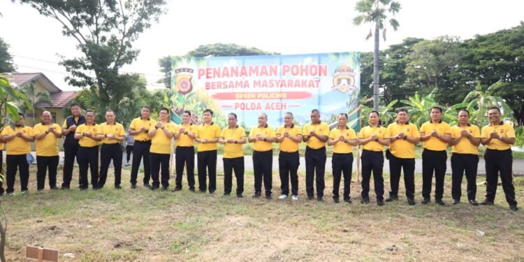 Kapolda Aceh Bersama Masyarakat Tanam Pohon untuk Wujudkan Program Green Policing
