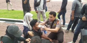 Polisi Sigap Bantu Masyarakat yang Sampaikan Aspirasi di Kantor Gubernur Aceh, Berikan Oxycan untuk Pertolongan Pernapasan