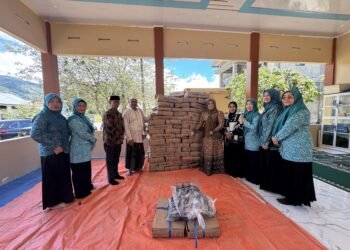 IBU WAGUB Mukarramah Fadhlullah Salurkan Bantuan Ikan untuk Santri di Kabupaten Pidie