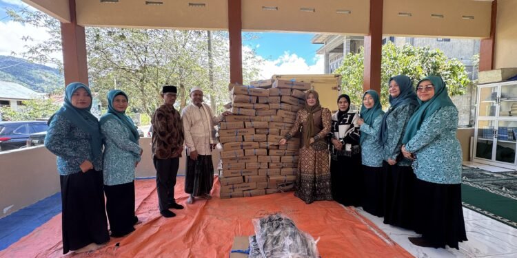 IBU WAGUB Mukarramah Fadhlullah Salurkan Bantuan Ikan untuk Santri di Kabupaten Pidie