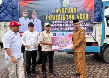 WAGUB ACEH DEK FADH SERAHKAN BANTUAN BUFFER STOCK PENANGGULANGAN BENCANA UNTUK BENER MERIAH DAN ACEH TENGAH