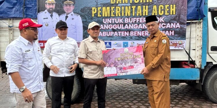 WAGUB ACEH DEK FADH SERAHKAN BANTUAN BUFFER STOCK PENANGGULANGAN BENCANA UNTUK BENER MERIAH DAN ACEH TENGAH